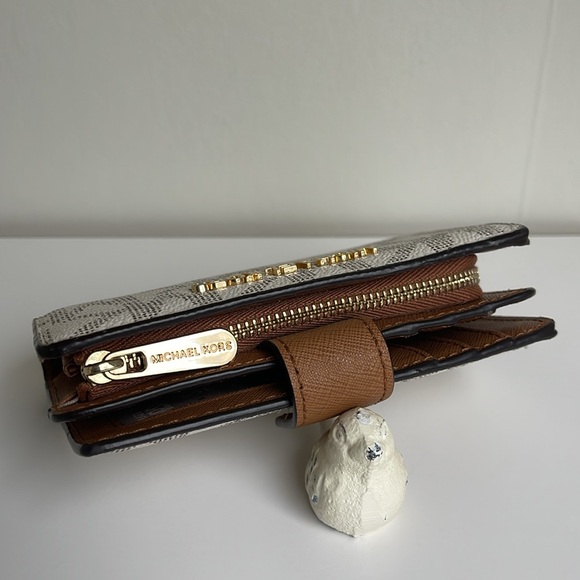 Micheal Kors Jet Set Wallet - Picture 7 of 16